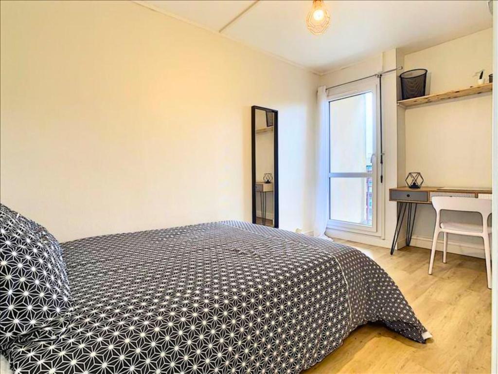 sypialnia z łóżkiem, biurkiem i oknem w obiekcie Idéal Groupe - Grands Espaces - 4 chambres - Parking Gratuit - Proche Centre, Gare & Transports - Wifi - OFFRE SPECIAL de Reduction jusqu'à -50 w mieście Le Mans