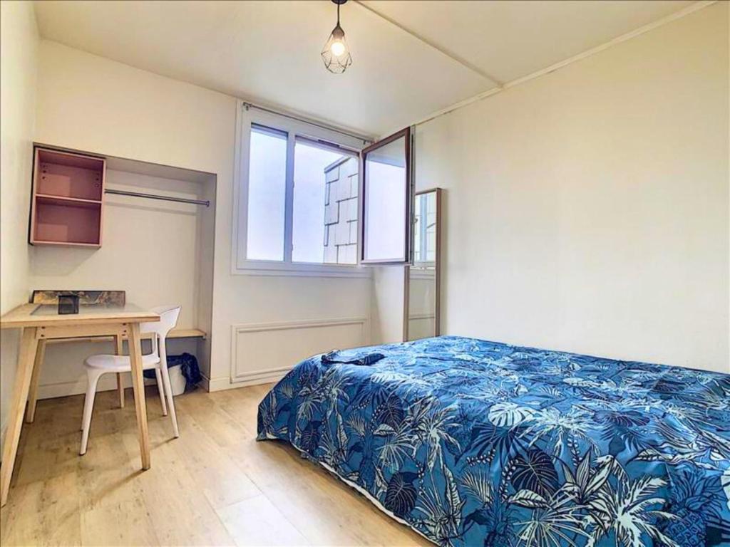 Łóżko lub łóżka w pokoju w obiekcie Idéal Groupe - Grands Espaces - 4 chambres - Parking Gratuit - Proche Centre, Gare & Transports - Wifi - OFFRE SPECIAL de Reduction jusqu'à -50