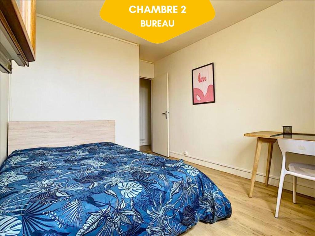 sypialnia z niebieskim łóżkiem, biurkiem i biurkiem w obiekcie Idéal Groupe - Grands Espaces - 4 chambres - Parking Gratuit - Proche Centre, Gare & Transports - Wifi - OFFRE SPECIAL de Reduction jusqu'à -50 w mieście Le Mans