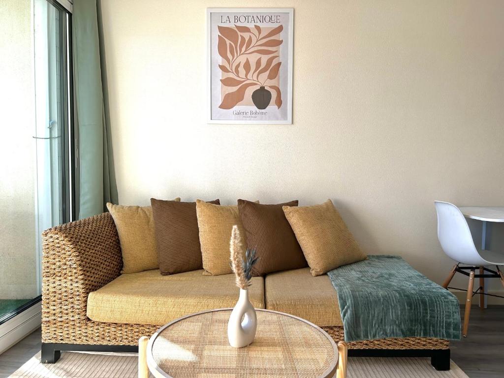 - un salon avec un canapé et un vase sur une table dans l'établissement Petit Tourangeau - Jardin Botanique - Balcon, à La Riche