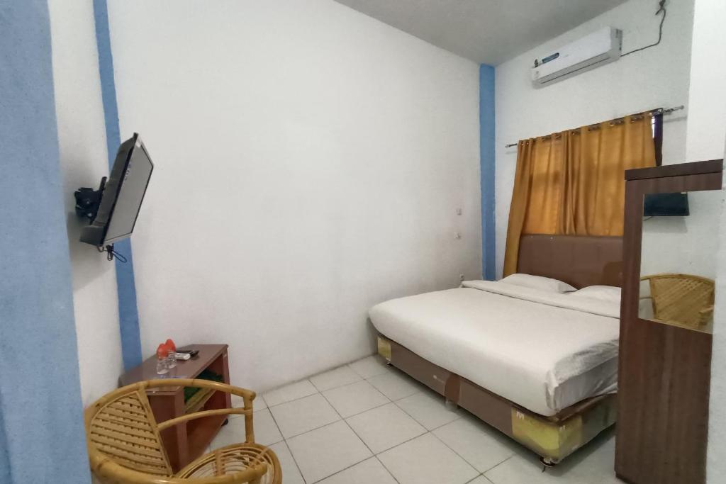 Postel nebo postele na pokoji v ubytování OYO 92207 Hotel Koperasi