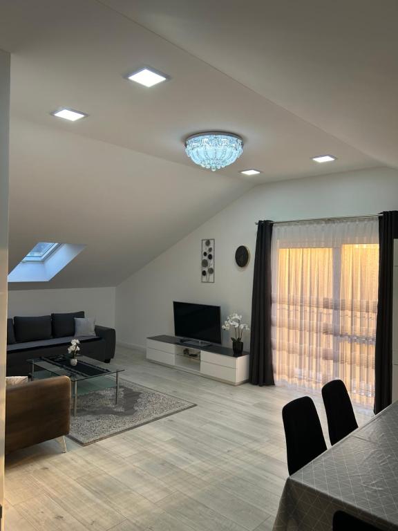 a living room with a couch and a television at Bane Apartments 95qm - Messewohnung, Ferienwohnung,Monteurwohnung in Hannover