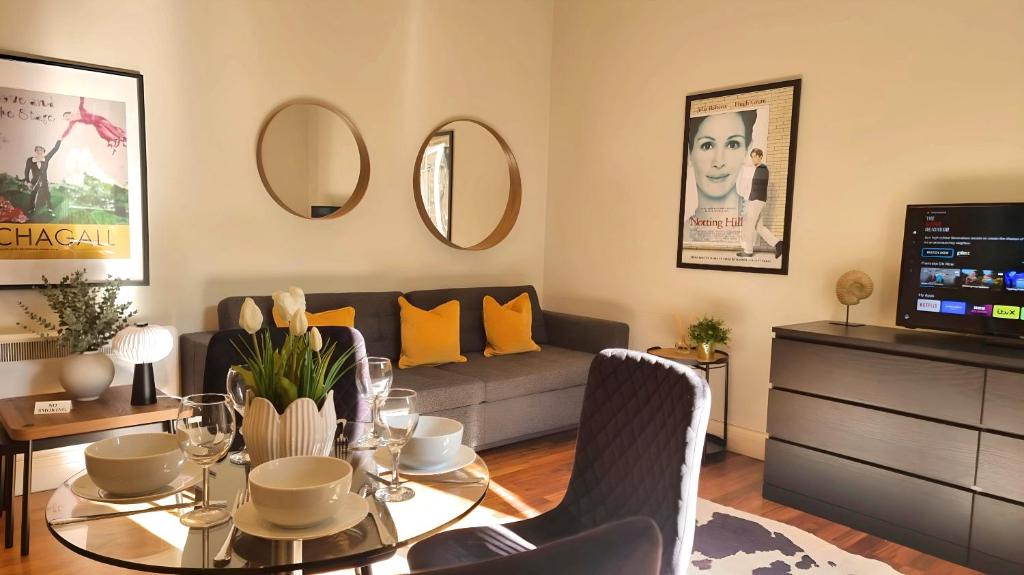 una sala de estar con un sofá y una mesa en Notting Hill - The One One One -2-, en Londres