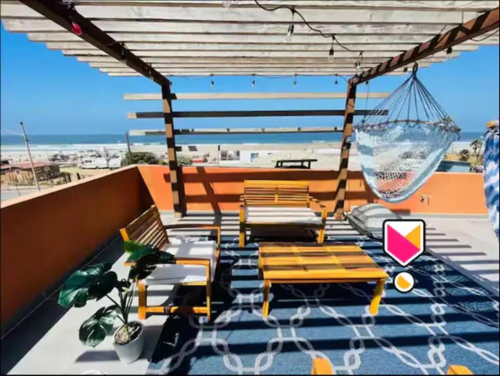 Balkoni atau teres di Steps to the sand with Balcony and Ocean View