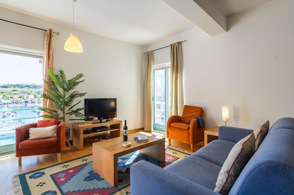 Μια τηλεόραση ή/και κέντρο ψυχαγωγίας στο Marina Breeze Apartment with Pool - 900m from the Beach