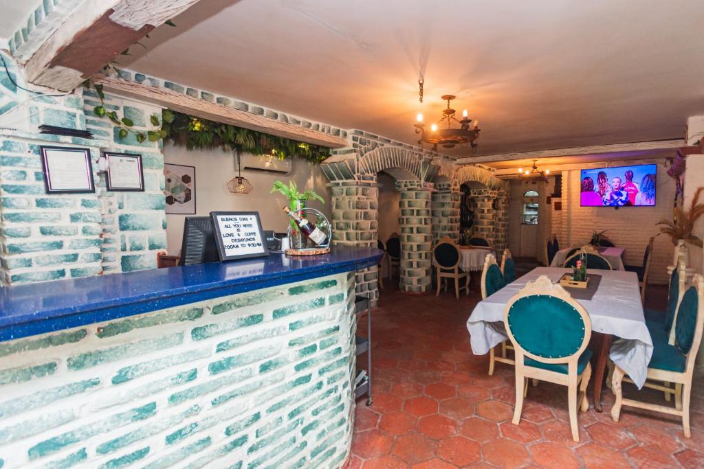 TV a/nebo společenská místnost v ubytování Hotel Baluarte Cartagena Boutique