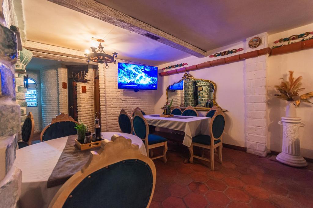 TV a/nebo společenská místnost v ubytování Hotel Baluarte Cartagena Boutique