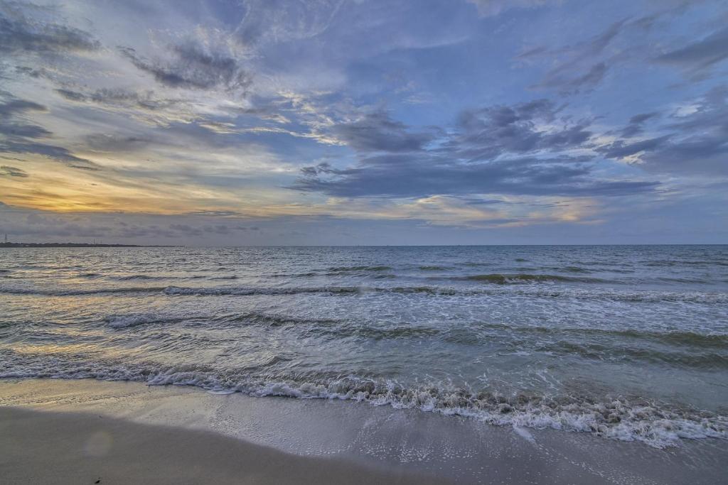 a beach with the ocean and a cloudy sky at Magico Apartamento Frente al Mar 3 Habitaciones MSC22 in Coveñas
