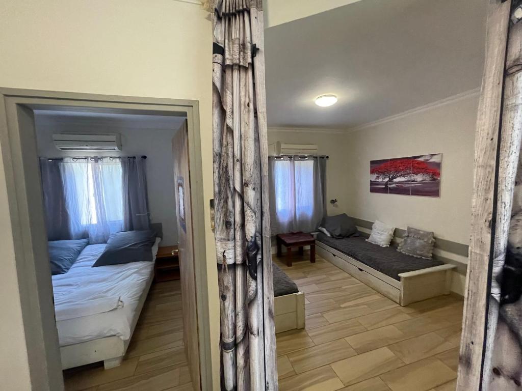 Rúm í herbergi á Gross Nofesh and Spa Guesthouse
