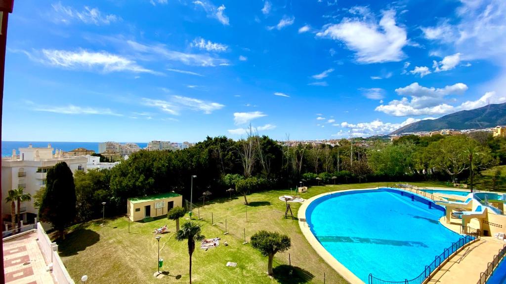 une vue d'une piscine dans un complexe hôtelier dans l'établissement Mar Benalmadena II - Jupiter, à Benalmádena