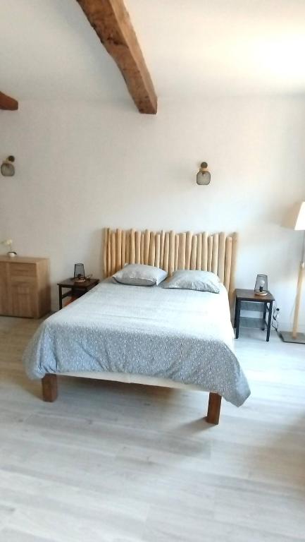 une chambre avec un lit avec une tête de lit en bois dans l'établissement studio cosy centre ville, à Ajaccio