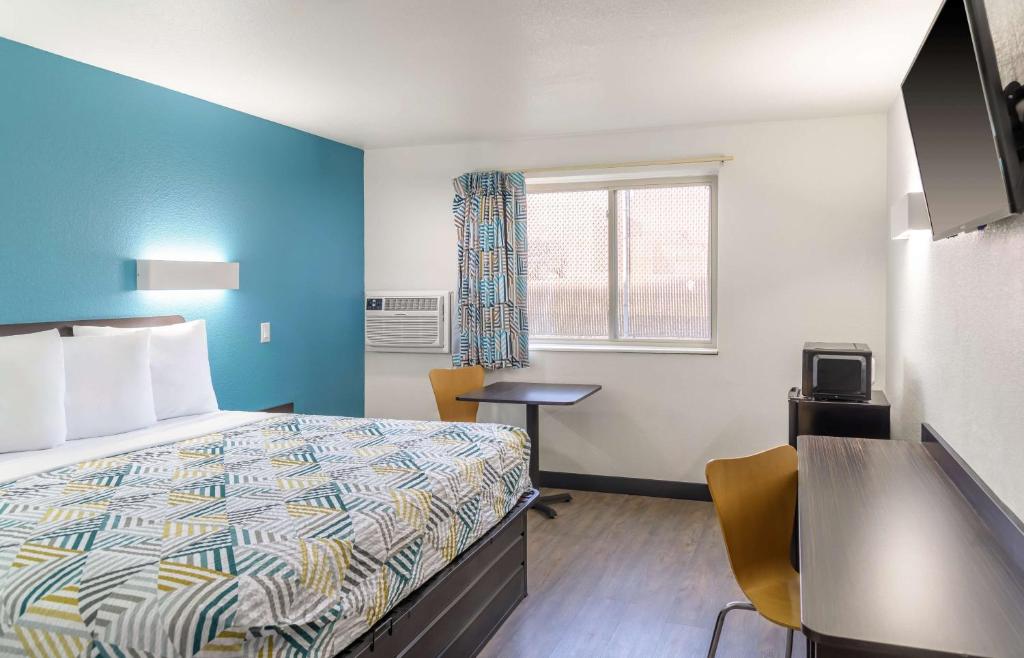 Motel 6-Sedalia, MO - Habitación Con Cama Extragrande - No Fumadores