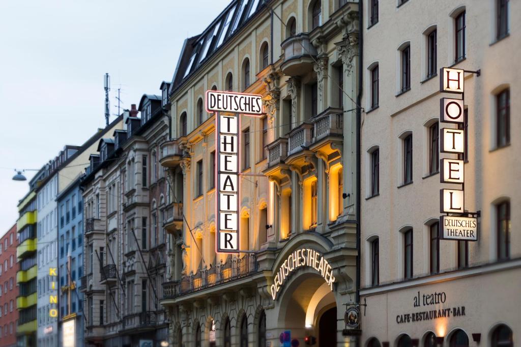 uma placa de hotel na lateral de um edifício em Hotel Deutsches Theater Stadtzentrum em Munique