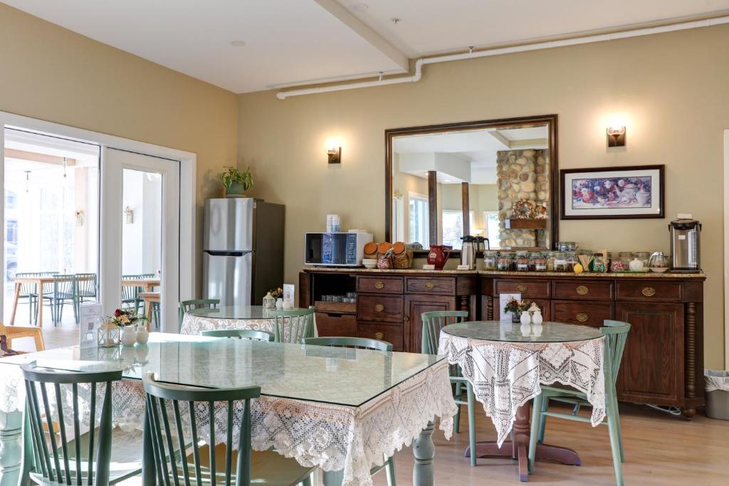 Lady MacDonald Country Inn - Resim 11