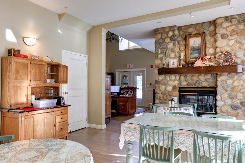 Lady MacDonald Country Inn - Resim 4