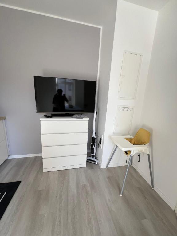 TV a/nebo společenská místnost v ubytování Renoviertes Appartment mit 2 Schlafzimmern
