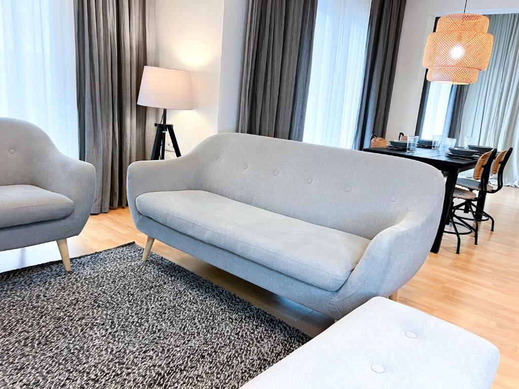 un soggiorno con un divano e un tavolo di Downtown Apartment a Kavala