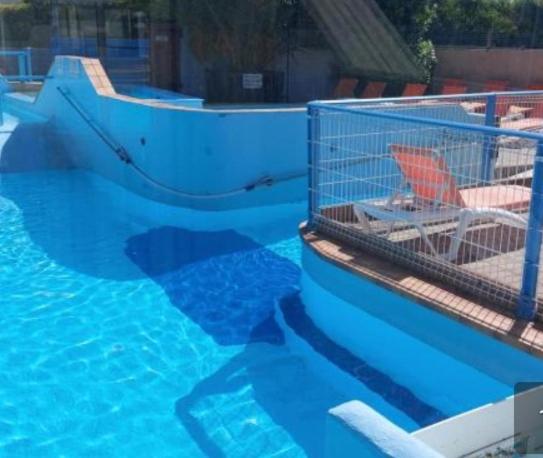 Bazén v ubytování Mobil-home camping 4 étoiles cancale nebo v jeho okolí