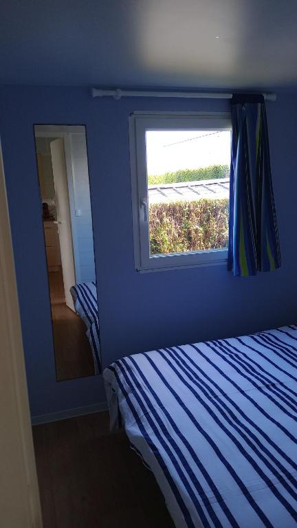 Postel nebo postele na pokoji v ubytování Mobil-home camping 4 étoiles cancale