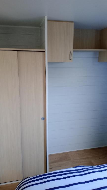 Postel nebo postele na pokoji v ubytování Mobil-home camping 4 étoiles cancale