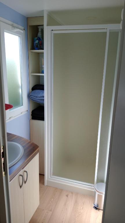 Postel nebo postele na pokoji v ubytování Mobil-home camping 4 étoiles cancale
