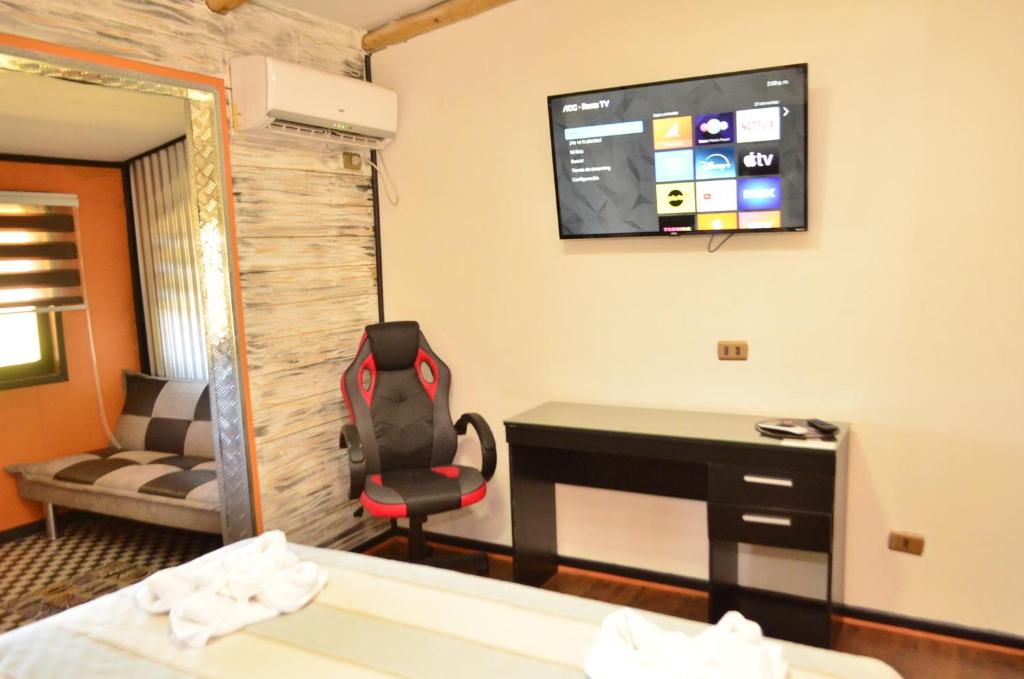 Televízia a/alebo spoločenská miestnosť v ubytovaní ZOE LODGE