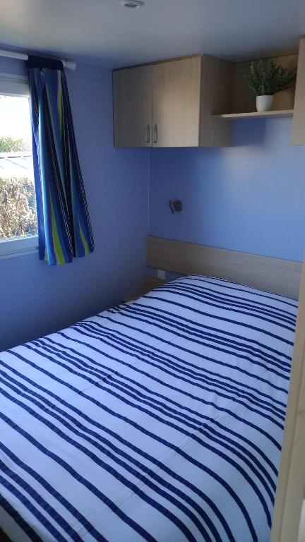 Postel nebo postele na pokoji v ubytování Mobil-home camping 4 étoiles cancale