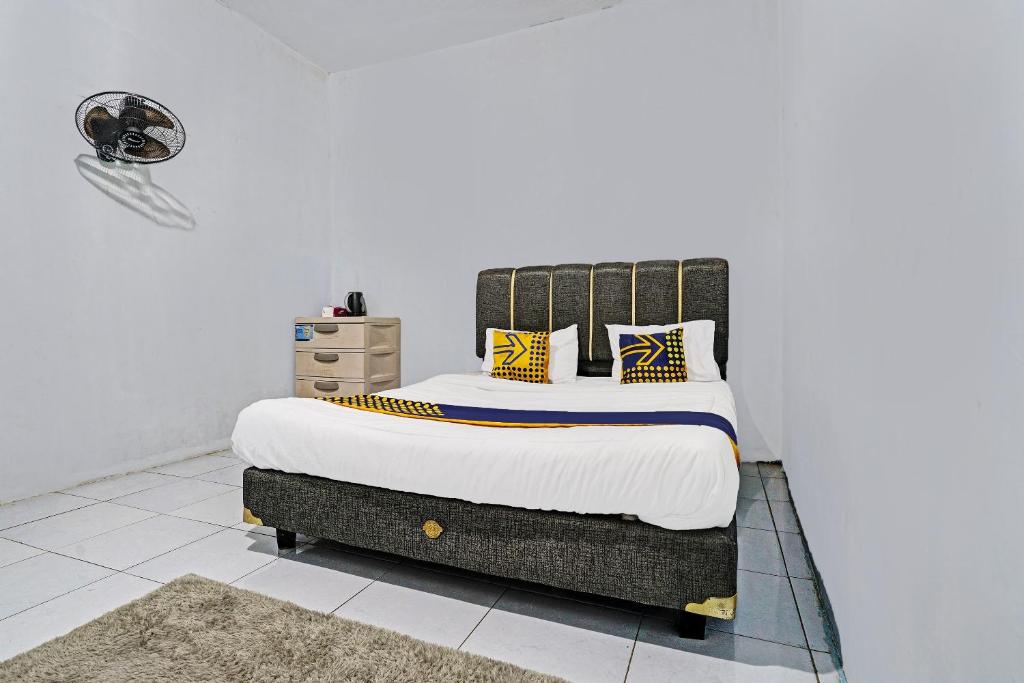 Postel nebo postele na pokoji v ubytování OYO 92269 Arjuna Homestay