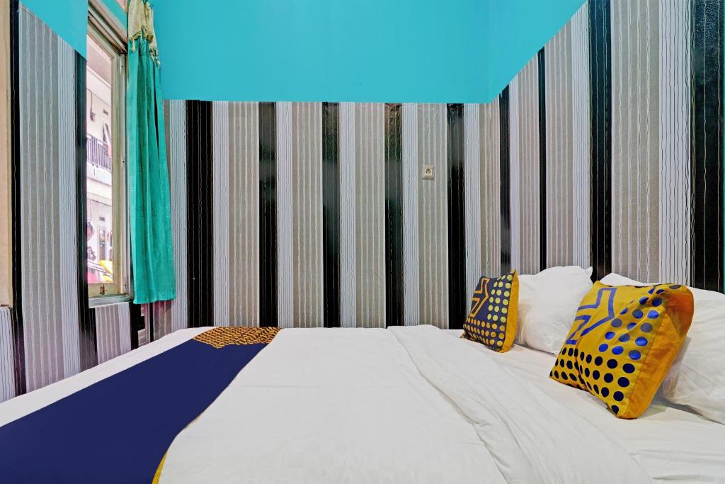 Postel nebo postele na pokoji v ubytování OYO 92269 Arjuna Homestay