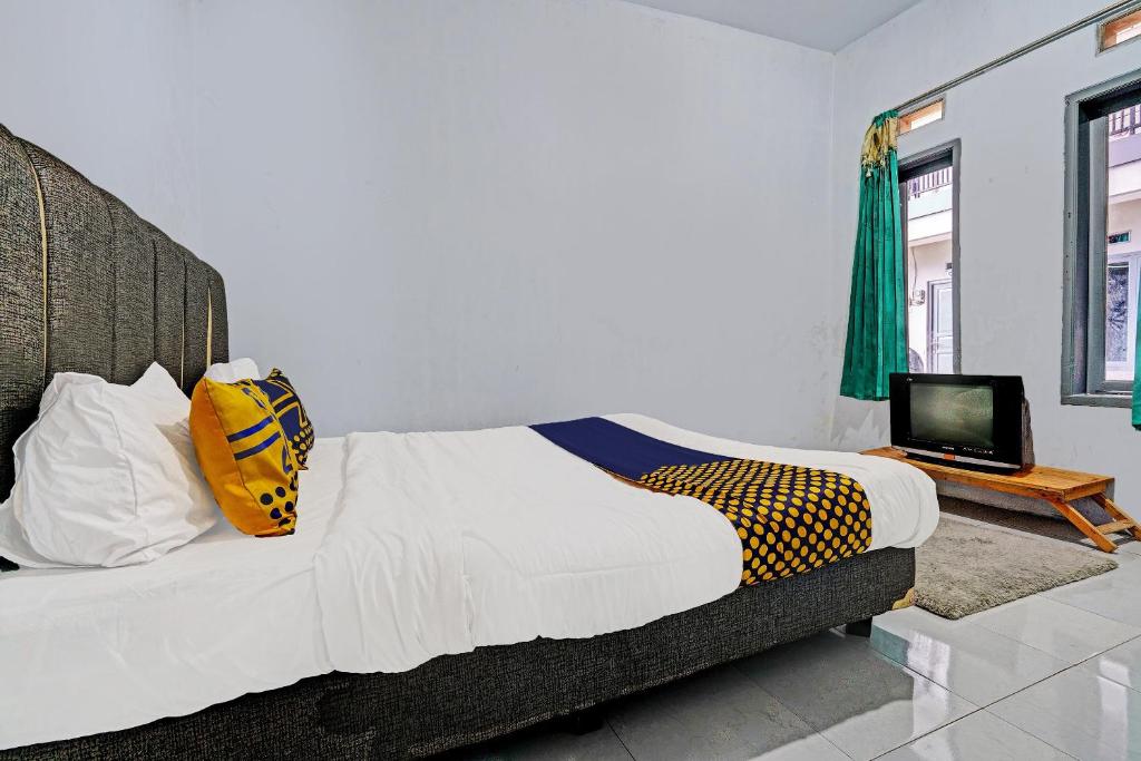 Postel nebo postele na pokoji v ubytování OYO 92269 Arjuna Homestay