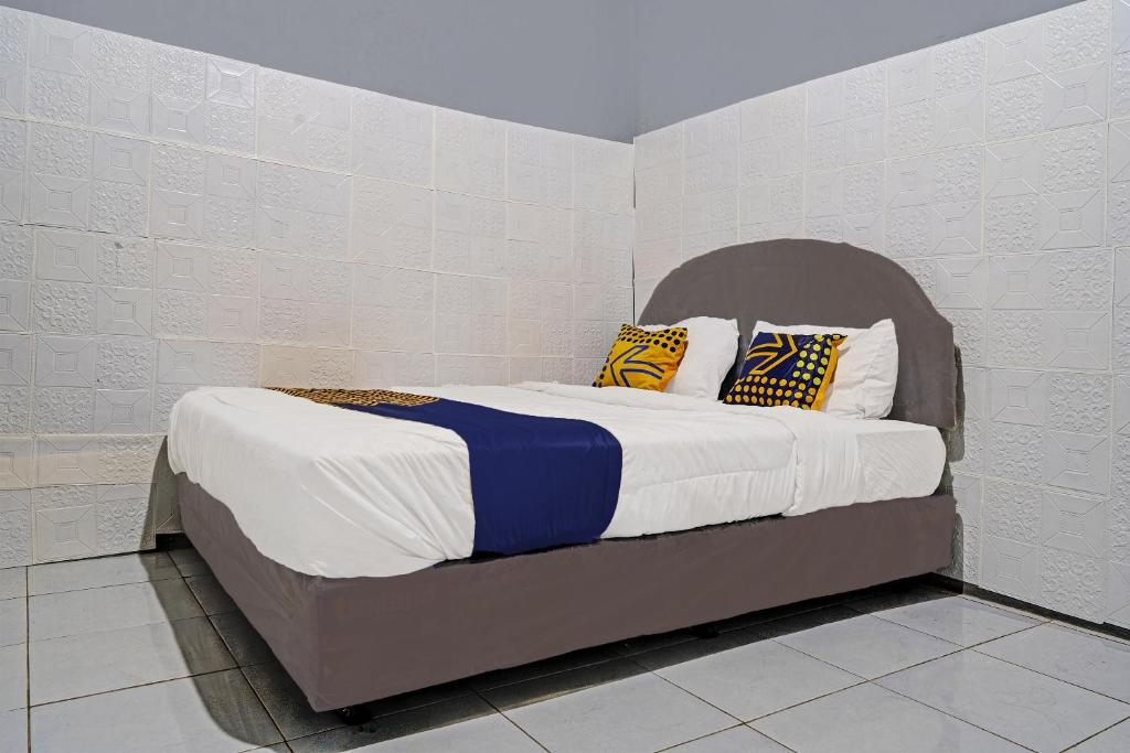 Postel nebo postele na pokoji v ubytování OYO 92269 Arjuna Homestay