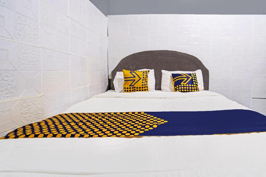Postel nebo postele na pokoji v ubytování OYO 92269 Arjuna Homestay