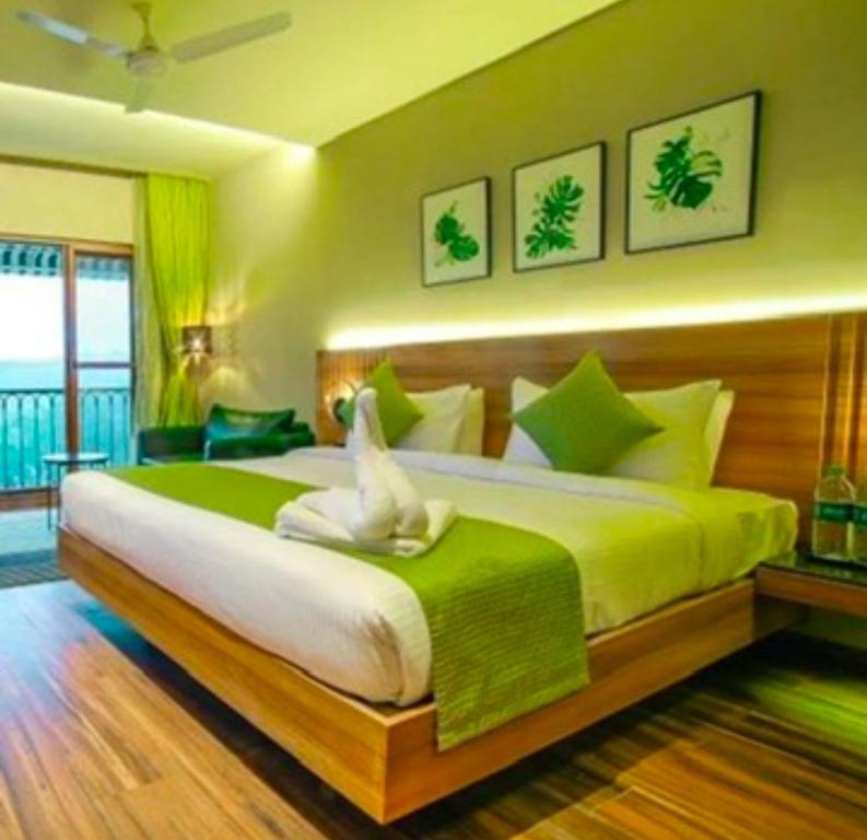 une chambre avec un grand lit avec un oiseau dessus dans l'établissement Attukad river side 4 Rooms Individual Cottage 'near attukad waterfalls' - Hall, 4bed room delux, falls view, located at tea etstae, à Devikolam