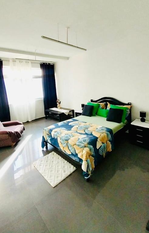 Postel nebo postele na pokoji v ubytování Cozy Home with Terrace Views!