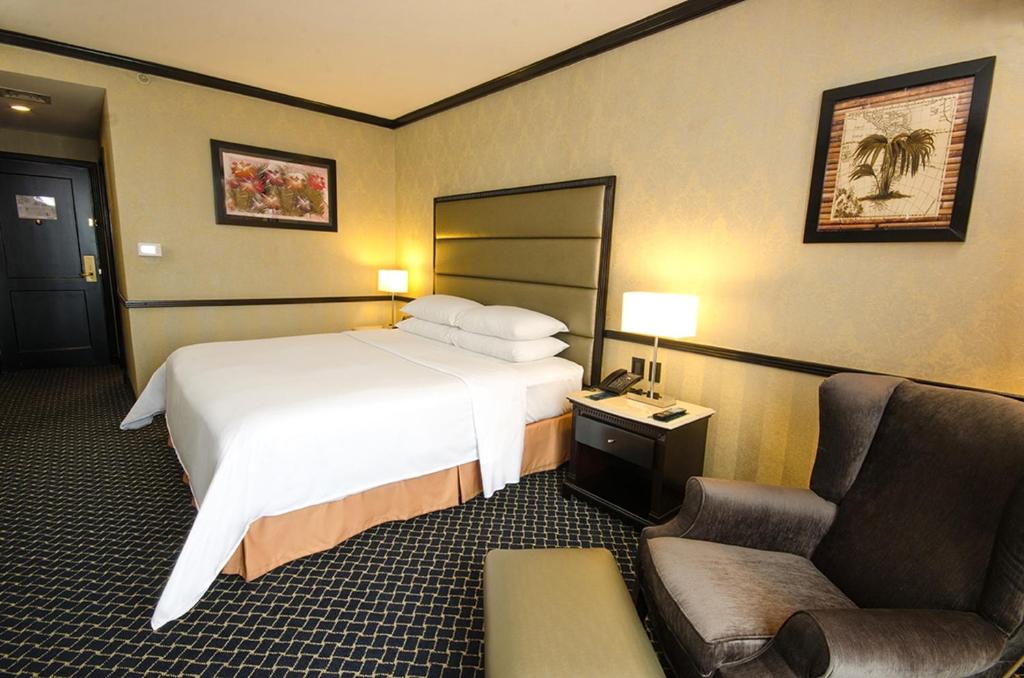 Postel nebo postele na pokoji v ubytování Hilton Princess San Pedro Sula