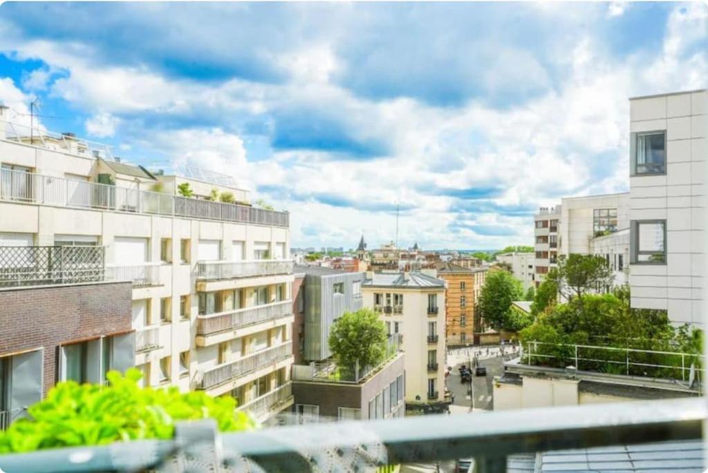 une vue d'une ville depuis un balcon dans l'établissement Sweet home, à Paris