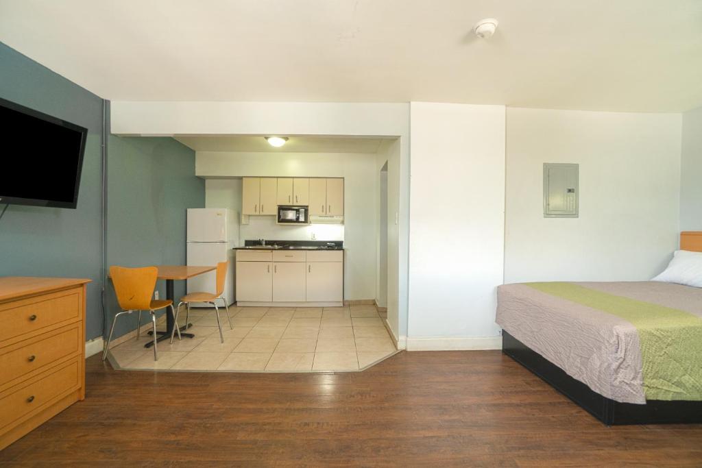 Postel nebo postele na pokoji v ubytování OYO Hotel Midland