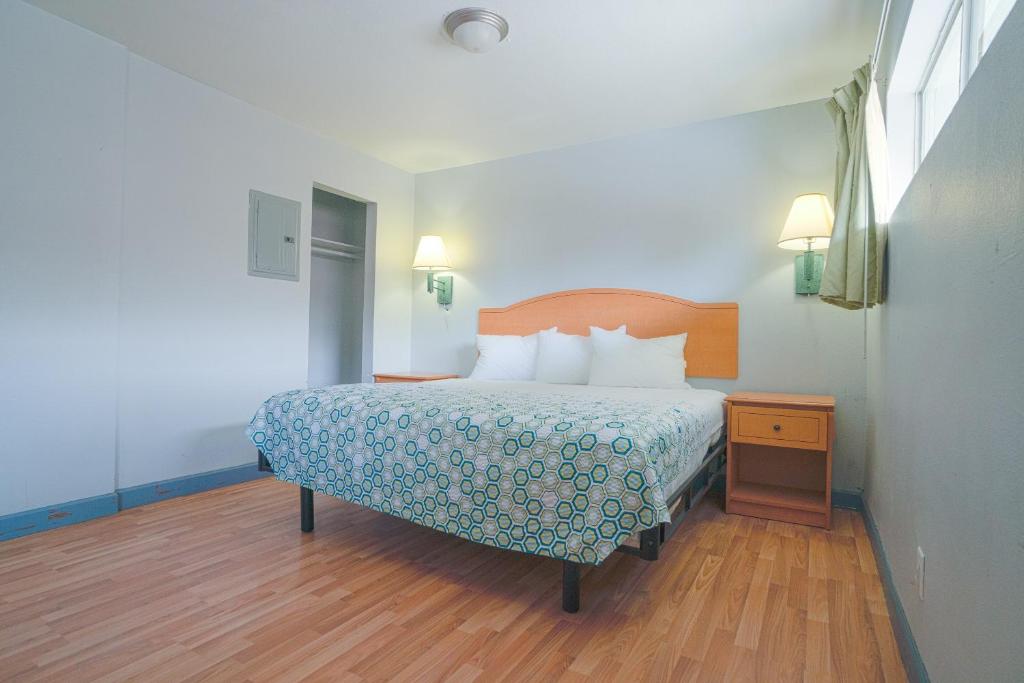 Postel nebo postele na pokoji v ubytování OYO Hotel Midland