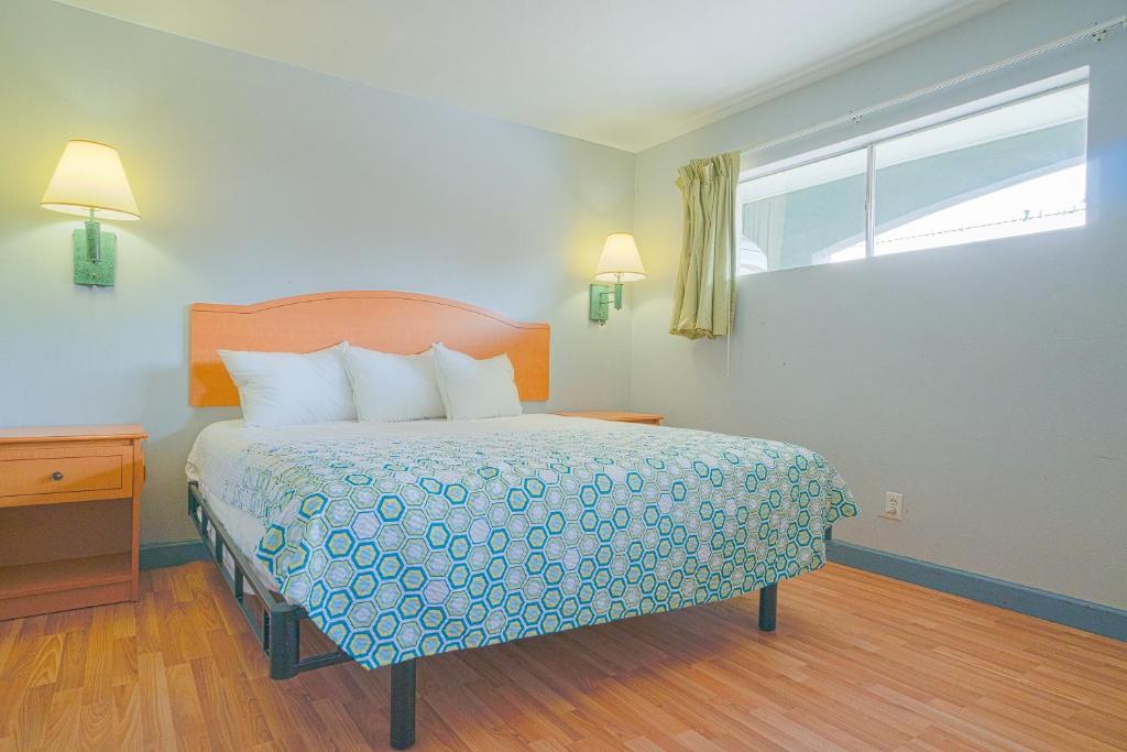 Postel nebo postele na pokoji v ubytování OYO Hotel Midland