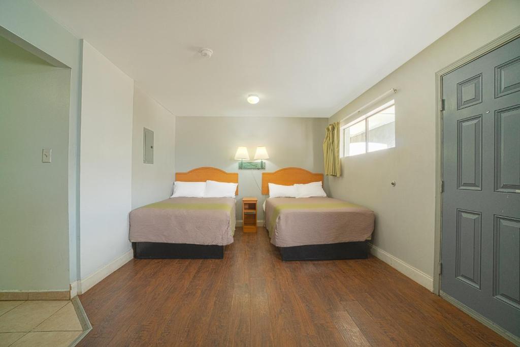 Postel nebo postele na pokoji v ubytování OYO Hotel Midland