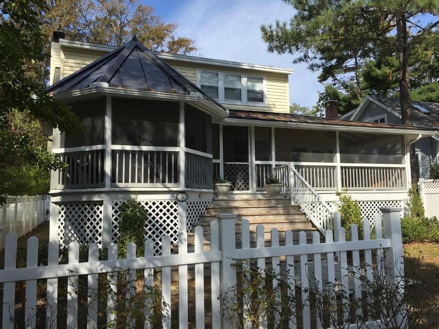 リホボスビーチにあるOak avenue 47の家の前の白い柵