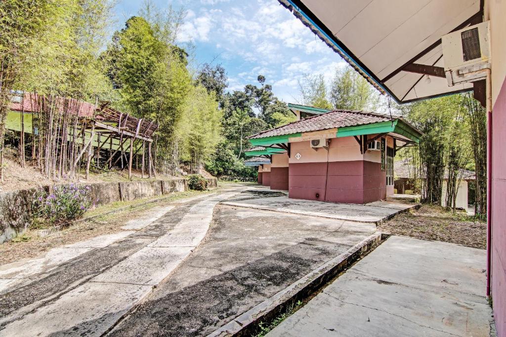 an empty street in front of a building at Hotel O Rindu Sempadan Cottage Near Taman Wisata Rindu Sempadan in Pekanbaru