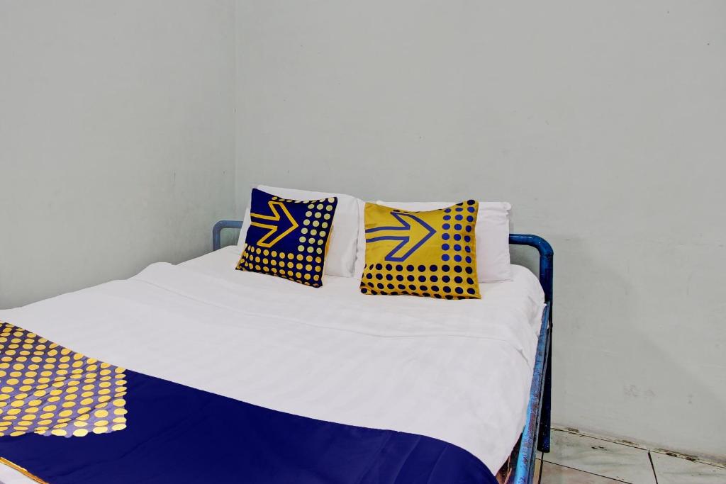 Postel nebo postele na pokoji v ubytování SPOT ON 92336 Hotel Sukowati