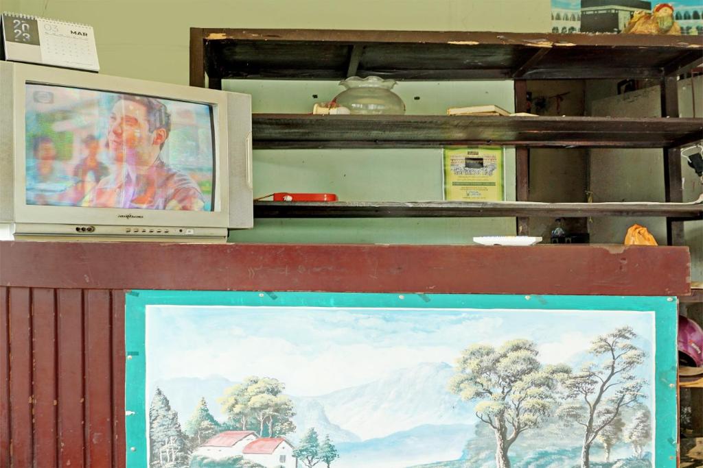 TV a/nebo společenská místnost v ubytování SPOT ON 92400 Dhaha Penginapan House Syariah