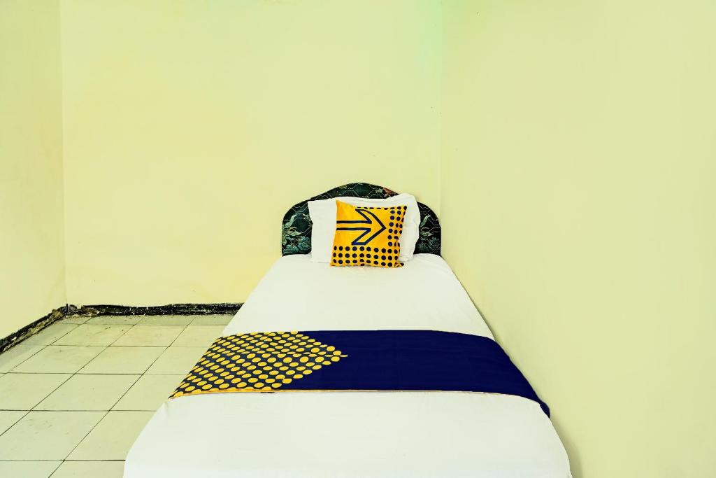Postel nebo postele na pokoji v ubytování SPOT ON 92400 Dhaha Penginapan House Syariah