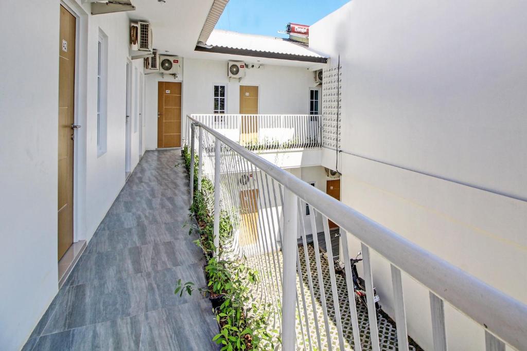 Balkón nebo terasa v ubytování Super OYO Collection O 92363 Kp Inn