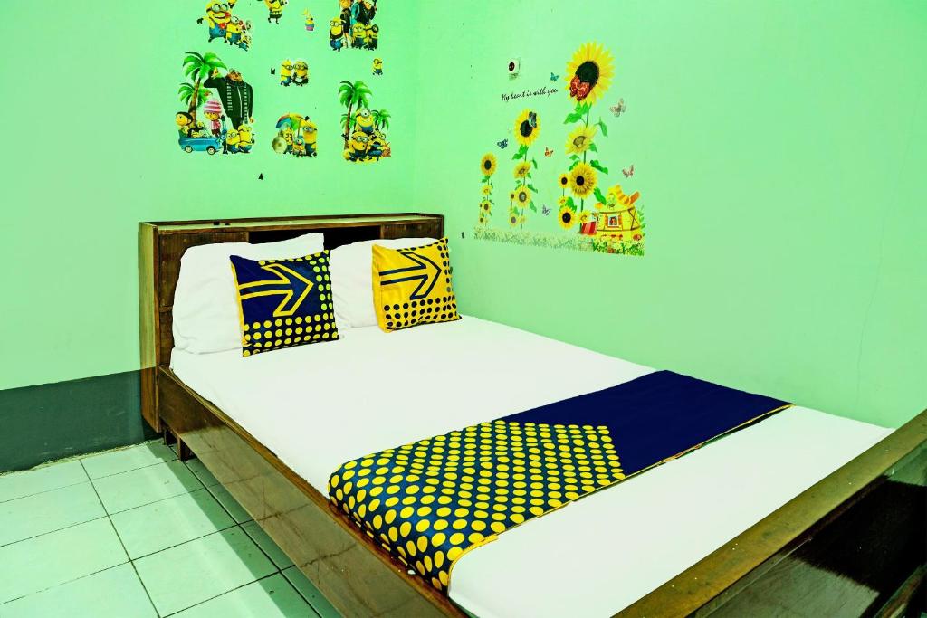 Postel nebo postele na pokoji v ubytování SPOT ON 92400 Dhaha Penginapan House Syariah