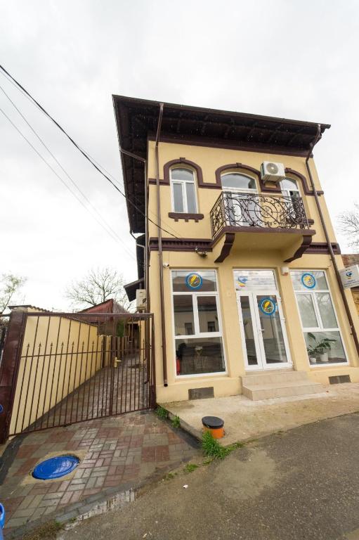 a yellow house with a balcony on top of it at Hotel Emir in Strehaia