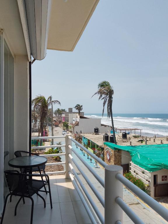 balcone con tavolo, sedie e spiaggia di Condominio Aeromar ad Acapulco