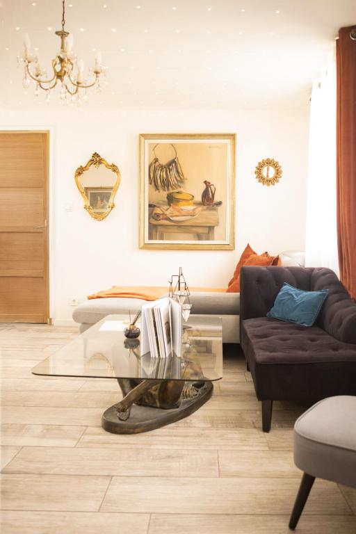 un salon avec une table basse et un canapé dans l'établissement Appartement Chez Mamie centre et Nausicaa, à Boulogne-sur-Mer